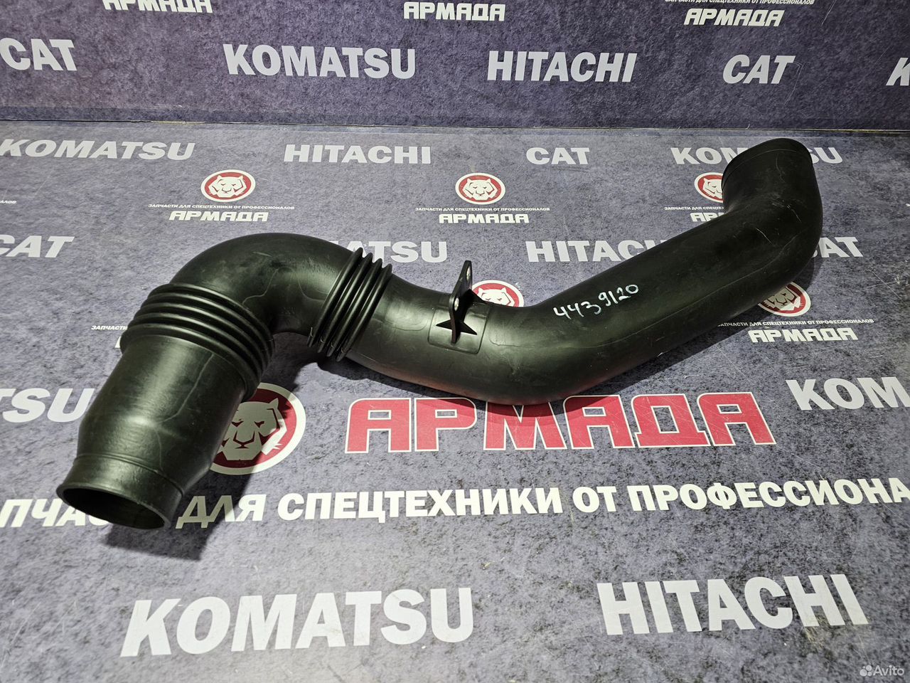Патрубок всасывающий от воздушного фильтра до двигателя zx330 4439120