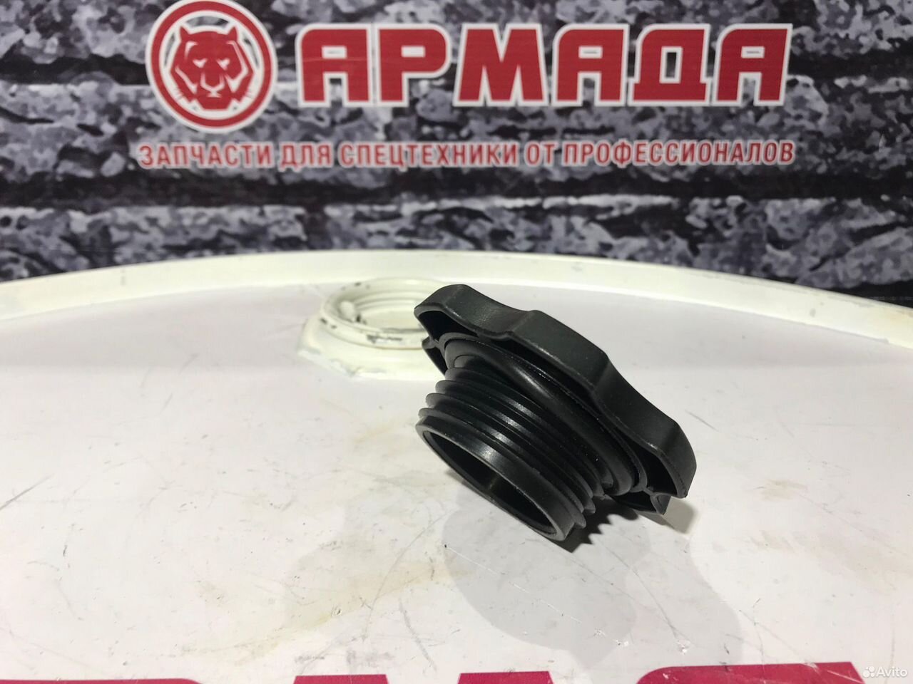 Крышка маслозаливной горловины 8943997230 hitachi 3 серия