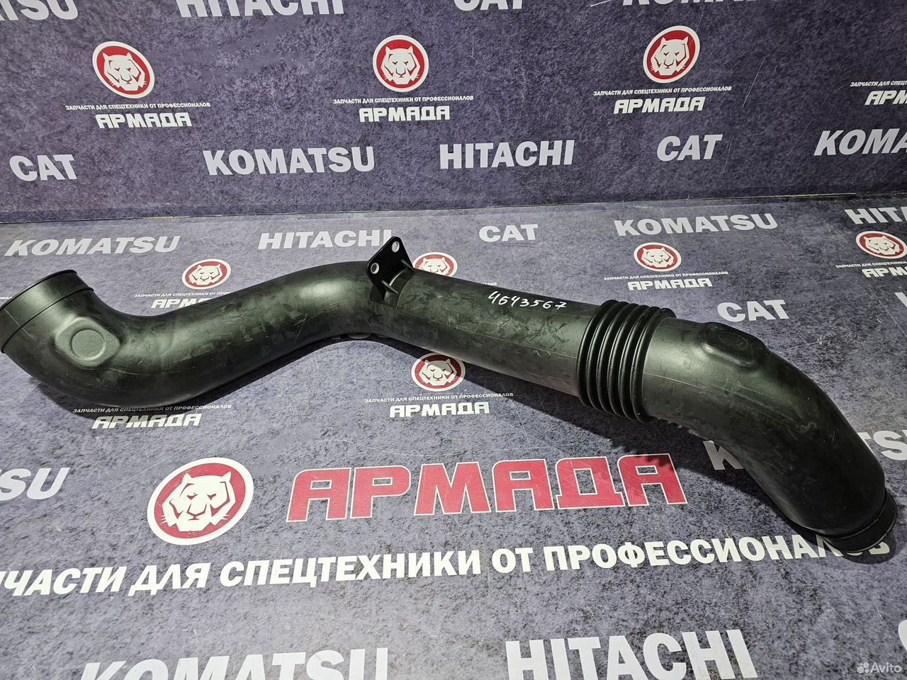 Патрубок всасывающий от воздушного фильтра до двигателя zx330-3/5g 4643567
