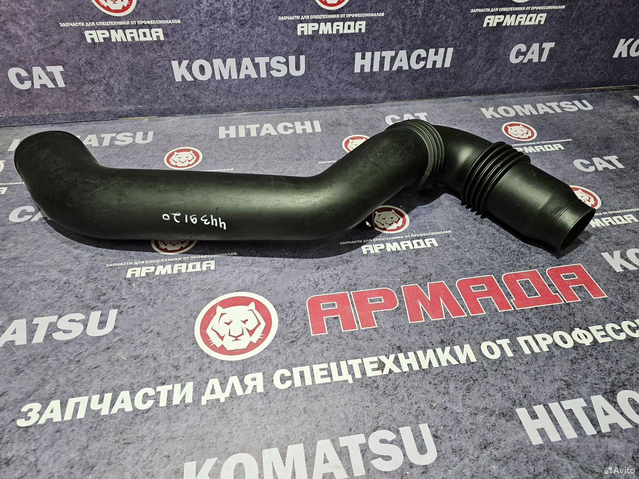 Патрубок всасывающий от воздушного фильтра до двигателя zx330 4439120
